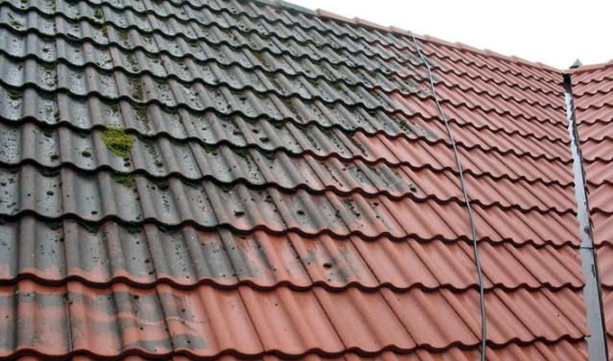 dakpannen-met-mos-reinigen